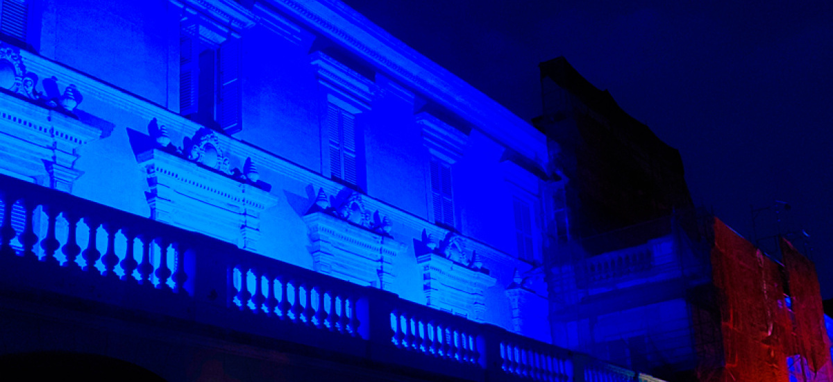 Rectorado se ilumina de azul en recuerdo de las víctimas de los crímenes del odio